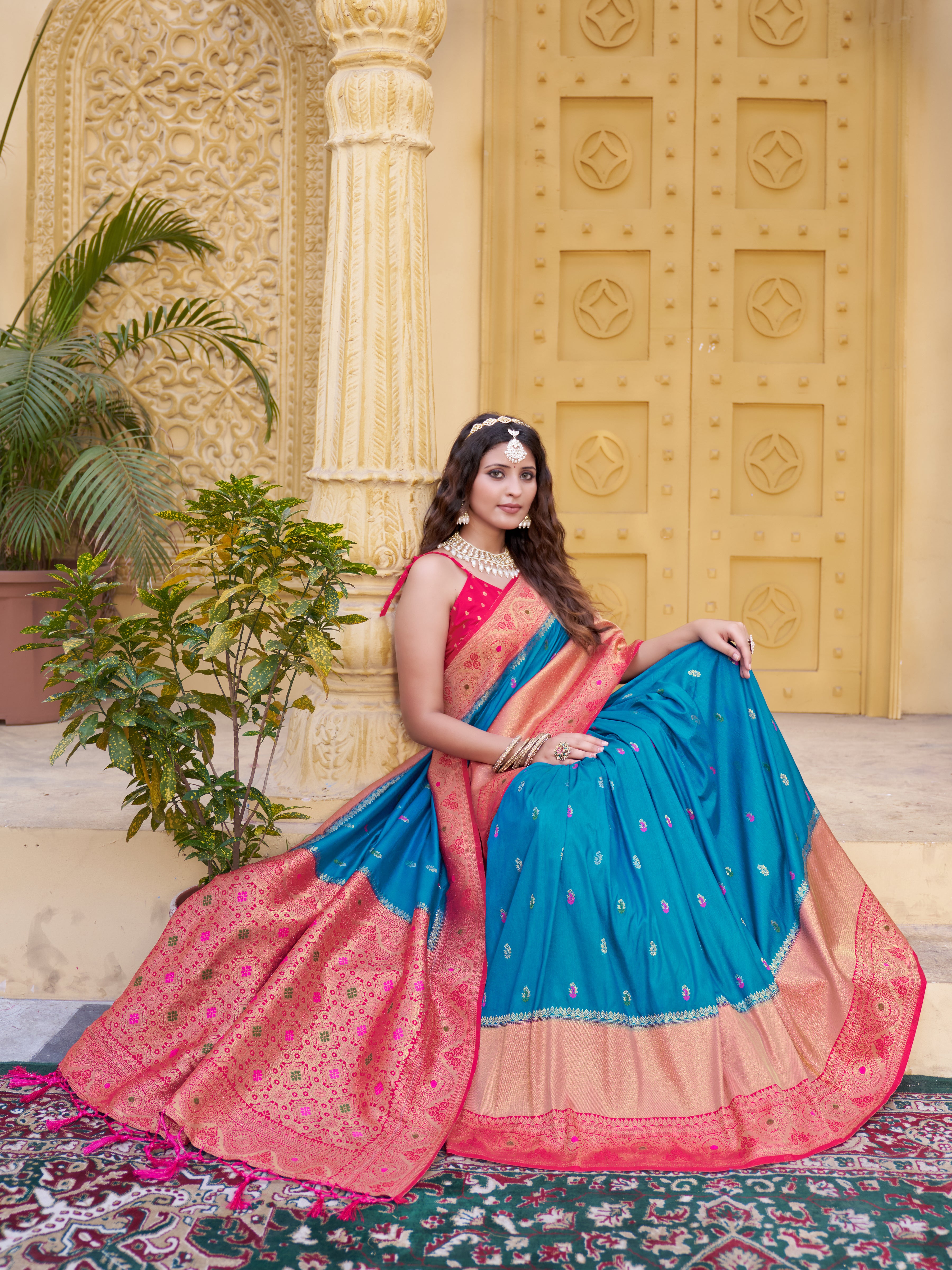 Glamorous Stylish Silk Saree