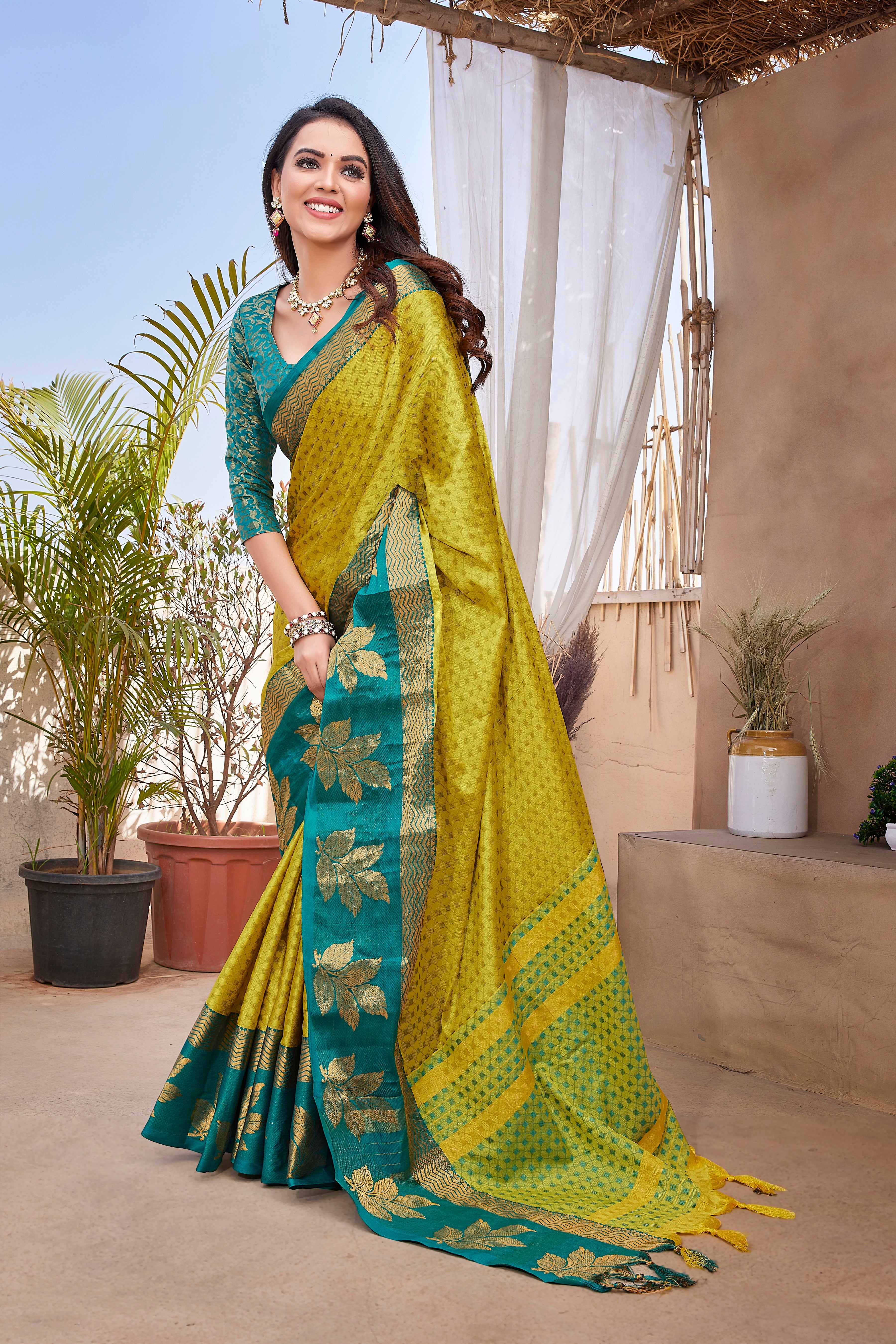 Fashion Style Aura Silk Green Color Saree