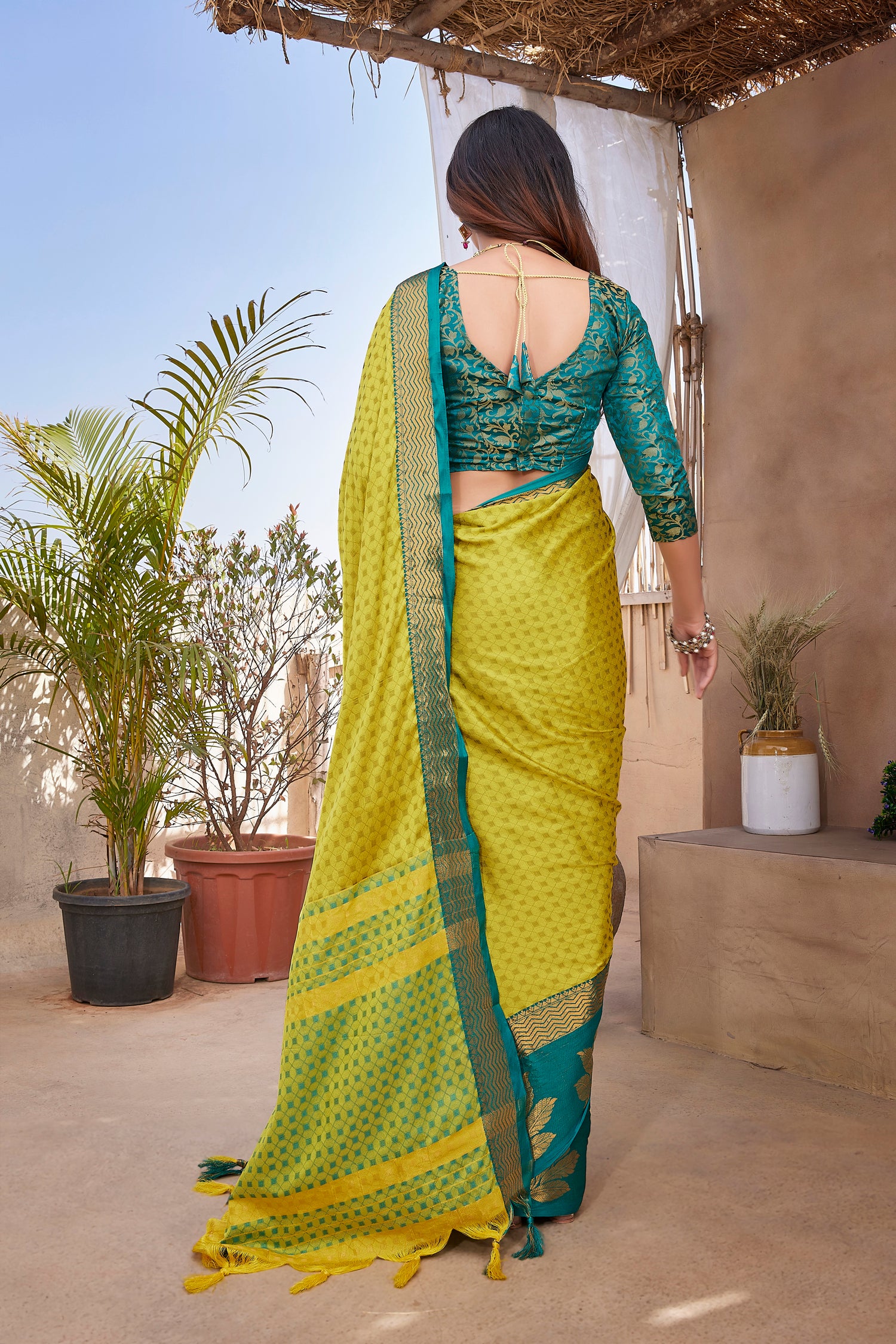 Fashion Style Aura Silk Green Color Saree